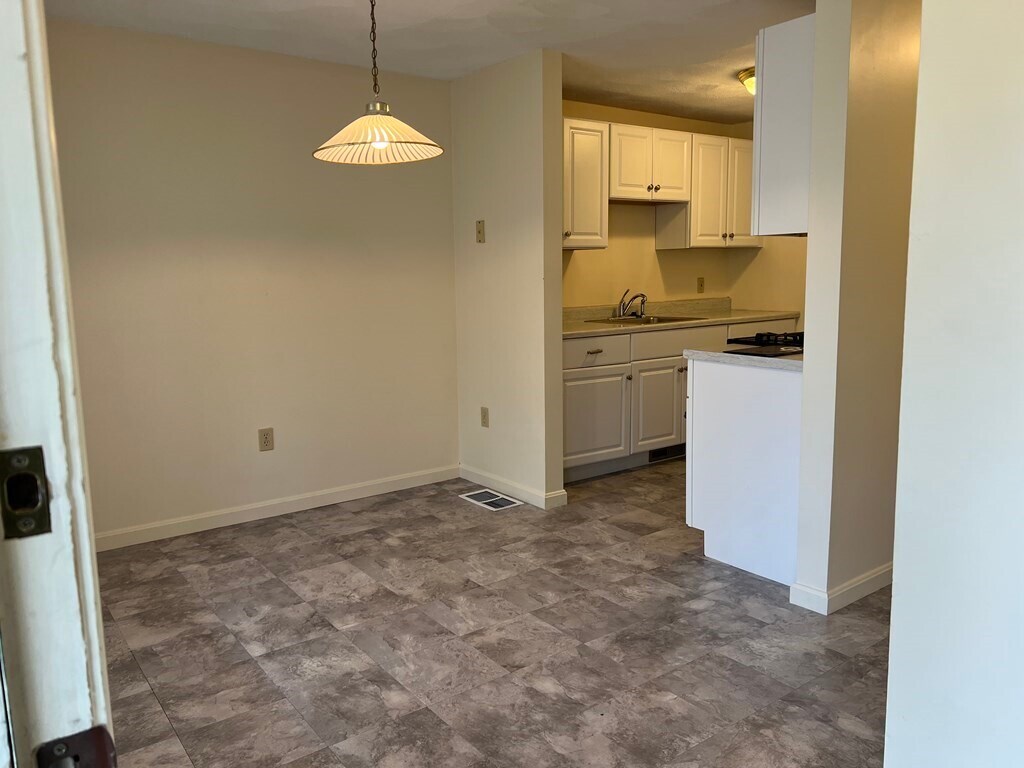 Building Photo - 16 Montvale Ave