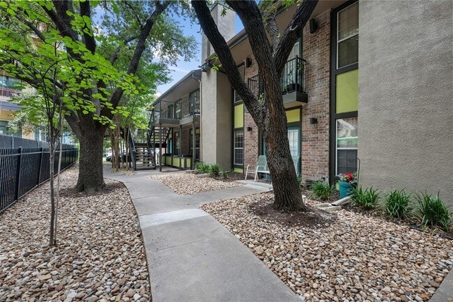 Building Photo - 7685 Northcross Dr