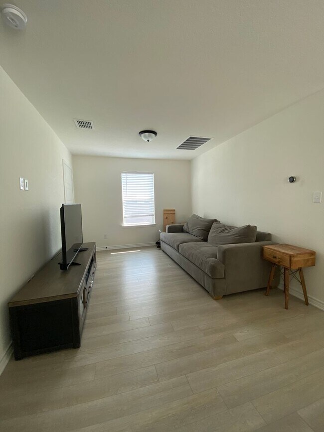 Building Photo - Move in Ready 3 BD/2.5 BA with a Garage Mi...