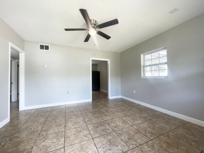 Building Photo - Sanford 3br Home ~ Freshly Painted ~ Tile/...