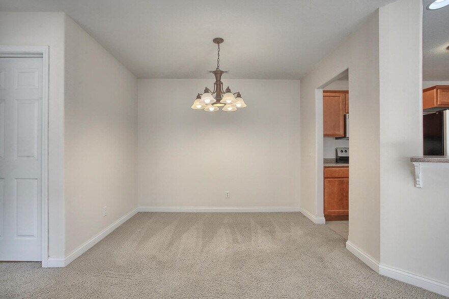 Building Photo - 703 N Prairie View Rd