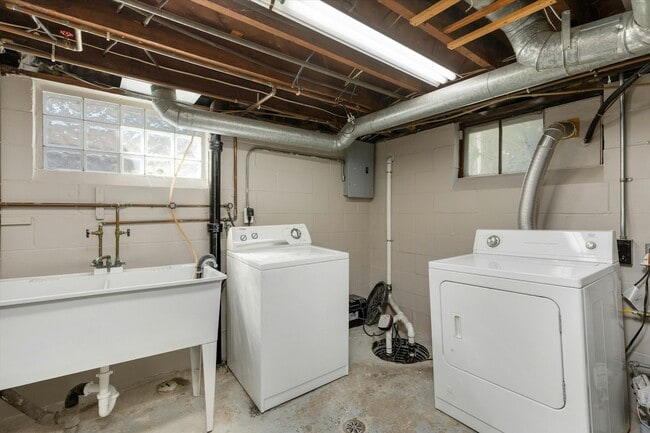 Building Photo - 712 Golf Ave