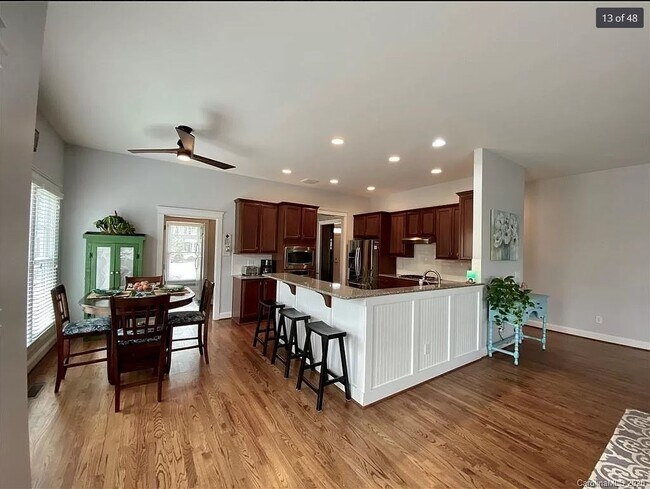 Building Photo - 6036 Daphne Circle