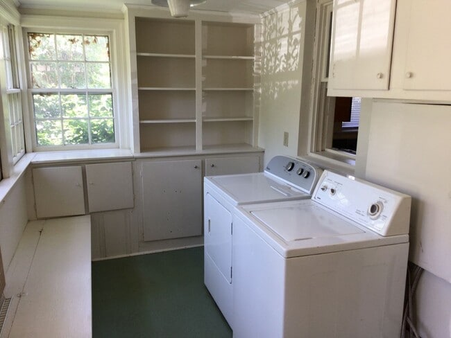 Building Photo - Charming 1920s Bungalow Near Five Points – Available Now!