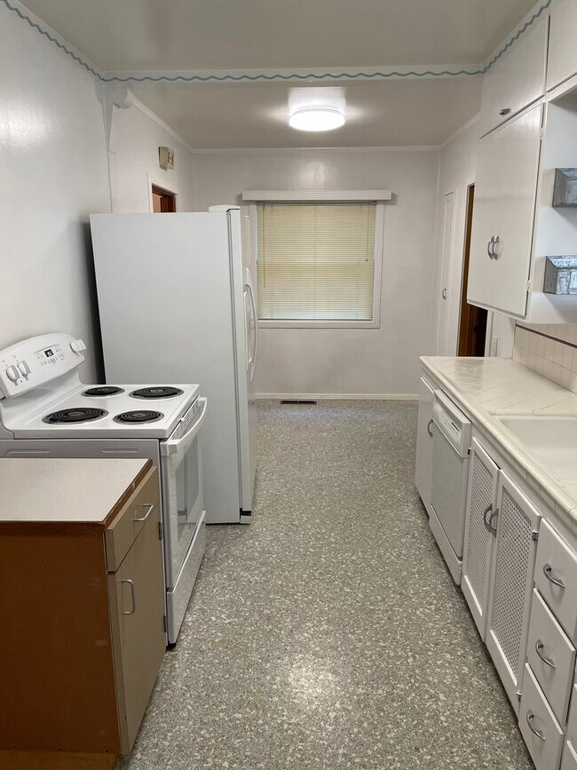Building Photo - Great 2 Bedroom 1 Bathroom Home in Land Park