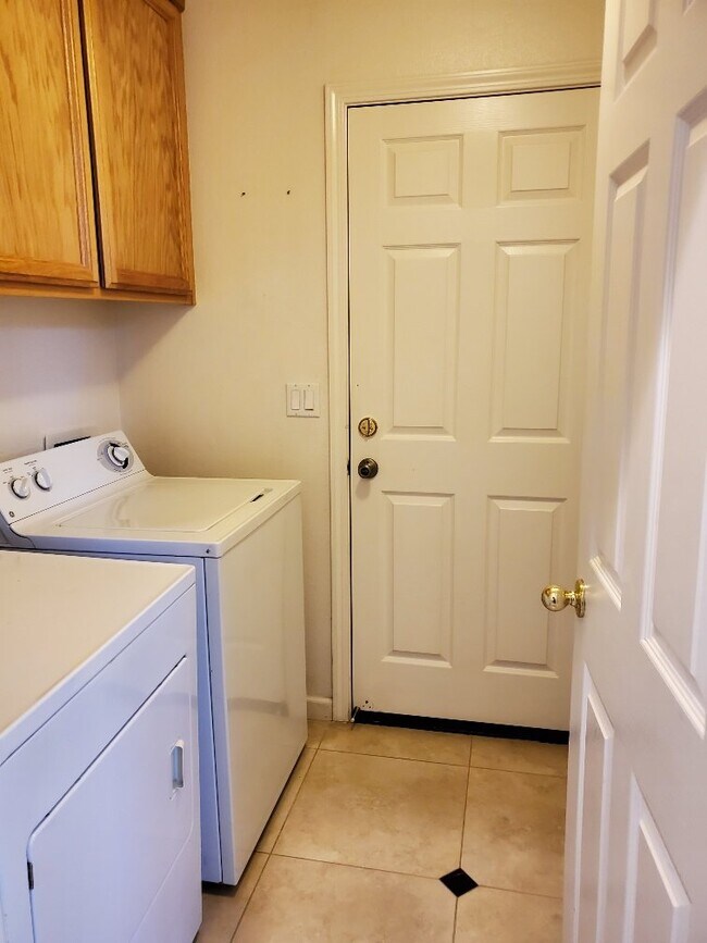 Building Photo - Charming Home For Rent in Folsom