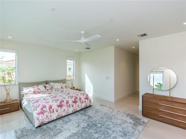 Building Photo - 240 Shore Ct