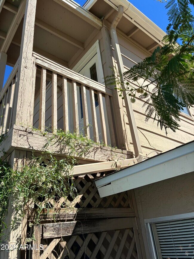 Building Photo - 1422 E Yucca St