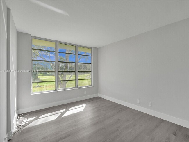 Building Photo - 3700 Oaks Clubhouse Dr