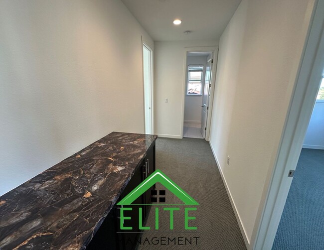 Building Photo - Beautiful 3-Bedroom Home in Desirable Trac...