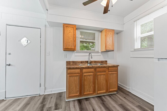 Building Photo - Welcome home to this Westend Beauty!