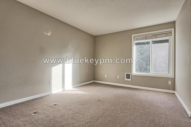 Building Photo - 3 Bed, 2.5 Bath with Bonus Room Near PCC R...