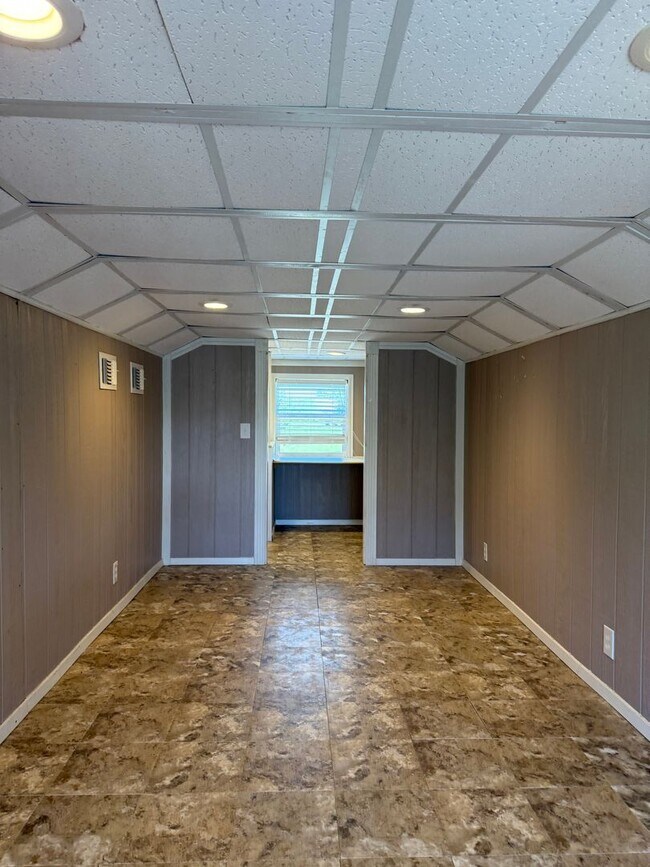 Building Photo - 2 bedroom home fully fenced on nearly an a...