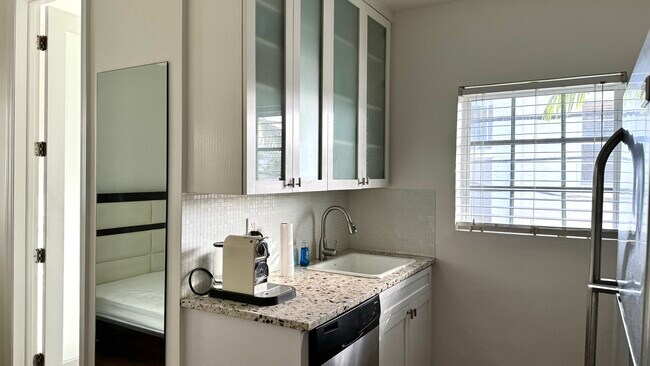 Building Photo - Beachgardens Condo - Unit 8