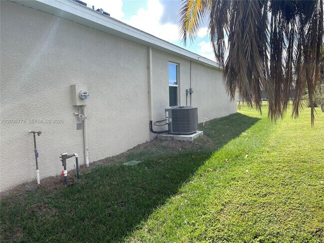 Building Photo - 455 Londrina Dr