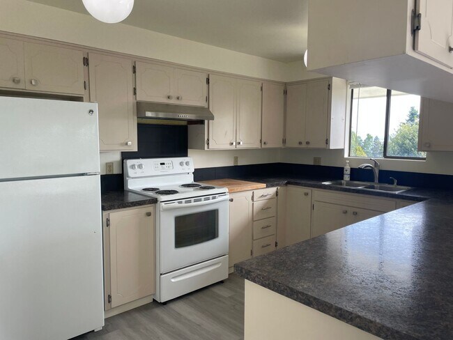 Building Photo - Spacious Admirals Cove Home with Recent Up...