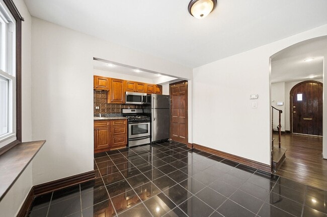 Building Photo - 2 Bedroom, 2 Bath Townhome located directly across from Franklin Park Conservatory