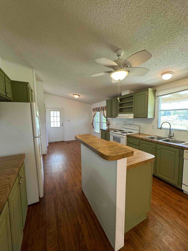 Building Photo - 836 Bluestem Dr