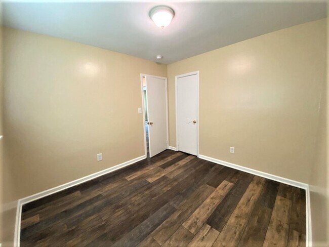 Building Photo - Move In Special!! 1/2 Off First Month's Re...