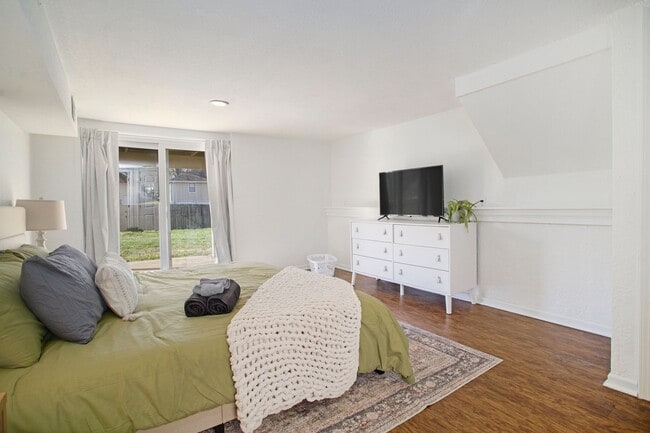 Building Photo - Coming Soon - Fully Furnished 3-Bed, 2-Bat...