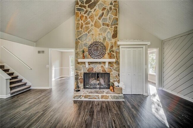 Building Photo - 4060 Oak Ferry Dr NE