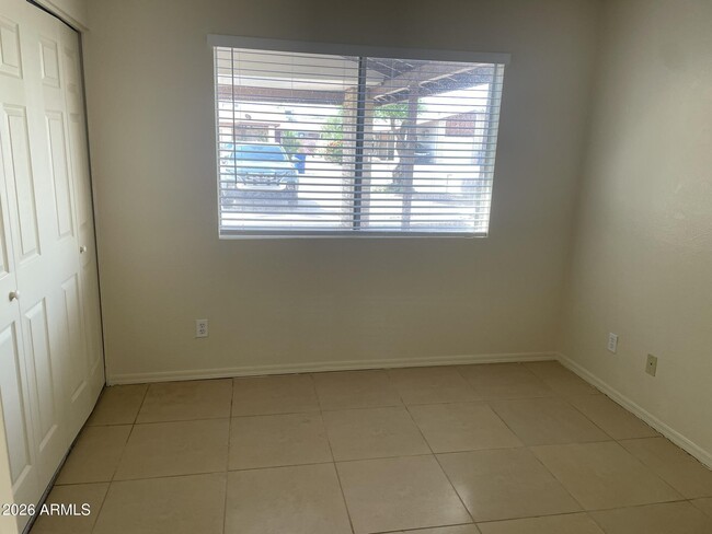 Building Photo - 1532 E El Parque Dr