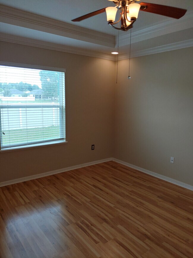 Building Photo - Beautiful 3BR Home in Mallory Square, Lawn Care Included