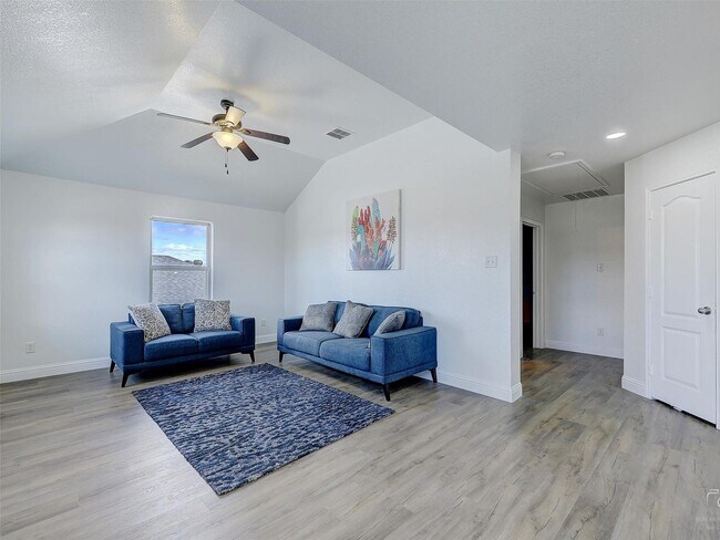 Building Photo - Charming Updated Home – 3BR, 2.5BA with Fi...