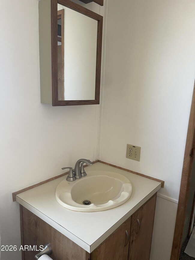 Building Photo - 415 E Villa Theresa Dr