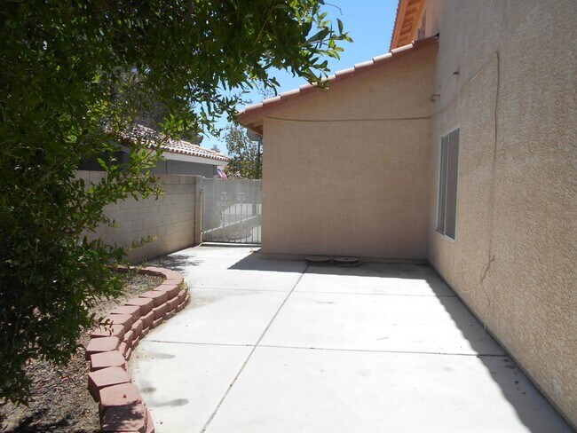 Building Photo - Spacious 4 bedroom Home Located in the Desirable Area of Henderson!
