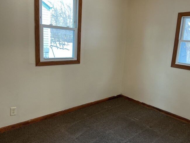 Building Photo - 2 bedroom single family home