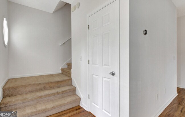 Building Photo - 77 Crescent St