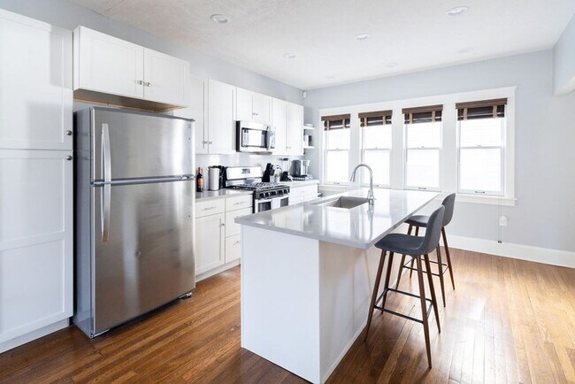 Building Photo - 1501 E 105th St