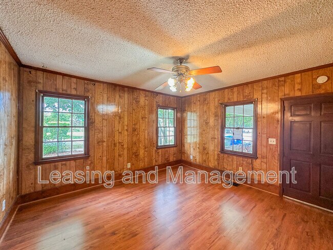 Building Photo - 211 W Poplar St
