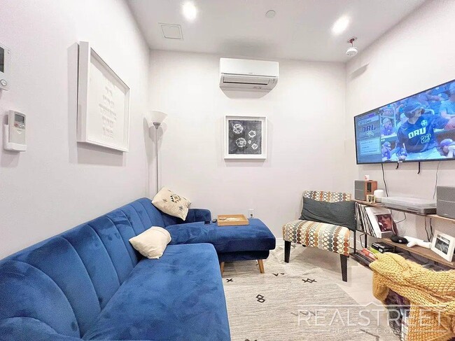 Building Photo - 978 Kent Ave