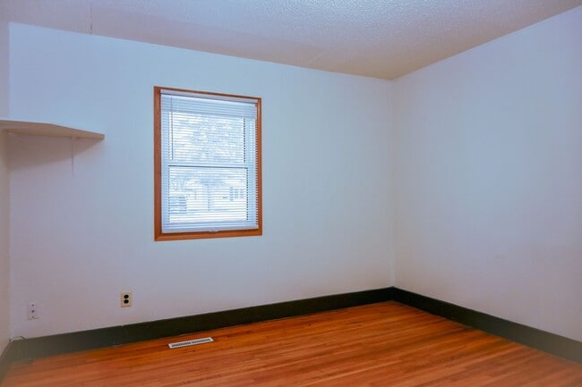 Building Photo - Huge 5 Bed 2 Bath Home for Rent! Great Loc...