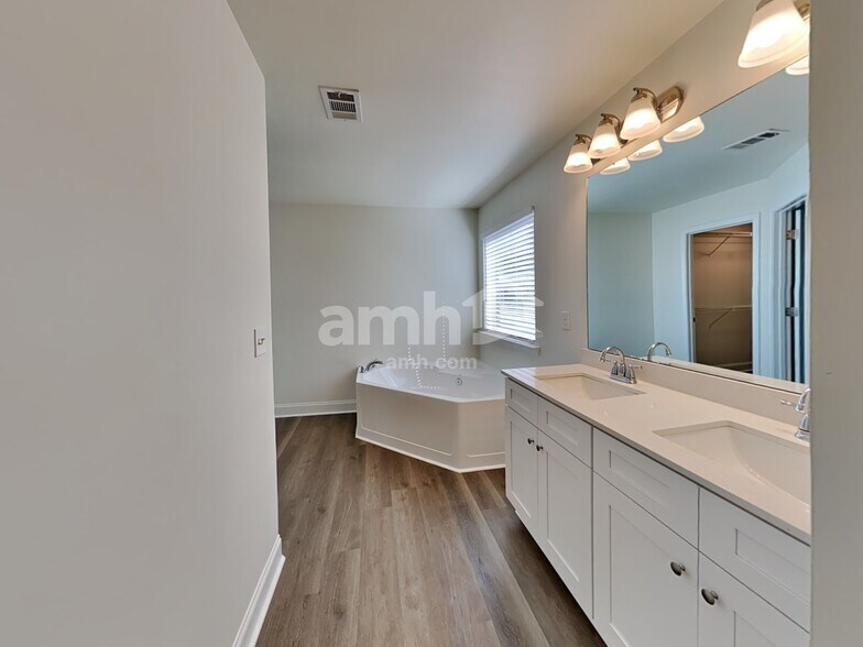 Building Photo - 2444 Beal St