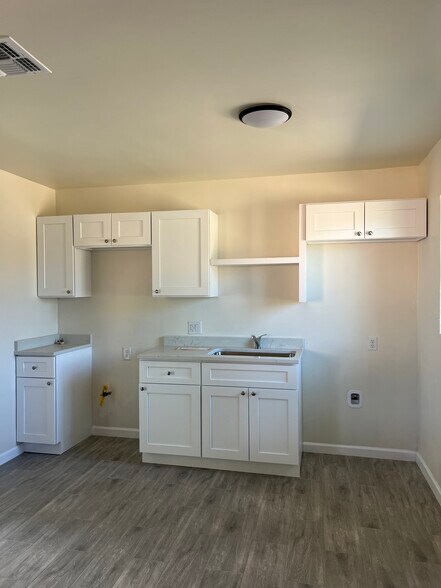 Building Photo - 4859 E Waverly St