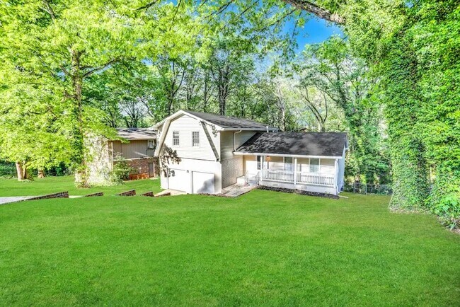 Building Photo - 10017 Edgebrook Ln