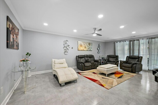 Building Photo - 10 Fourwood Ct