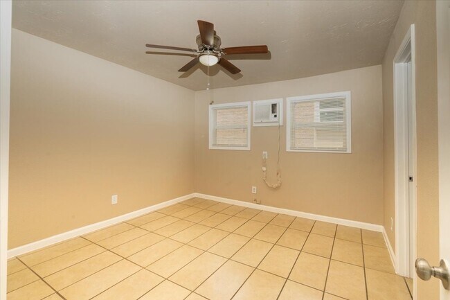 Building Photo - 3045 Golfcrest Blvd