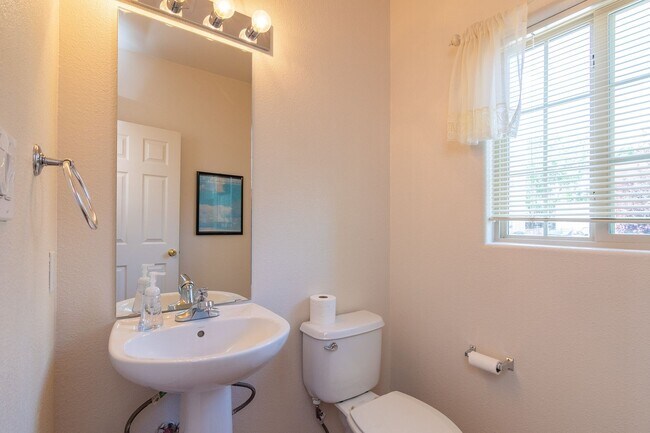 Building Photo - Single Level 3 Bedroom 2.5 Bath home in De...