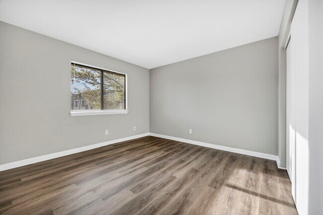 Building Photo - 109 Menlo Dr