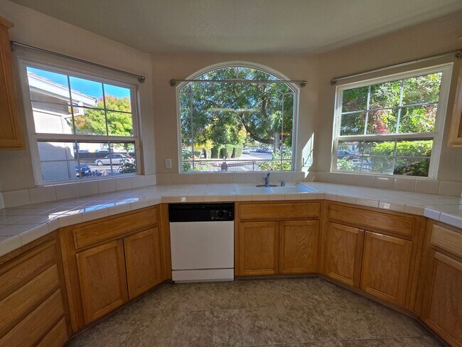 Building Photo - Single story home near CSU Stanislaus!