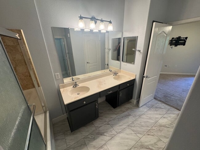 Building Photo - 2 bedroom | 2 bathroom | Upstairs loft | L...