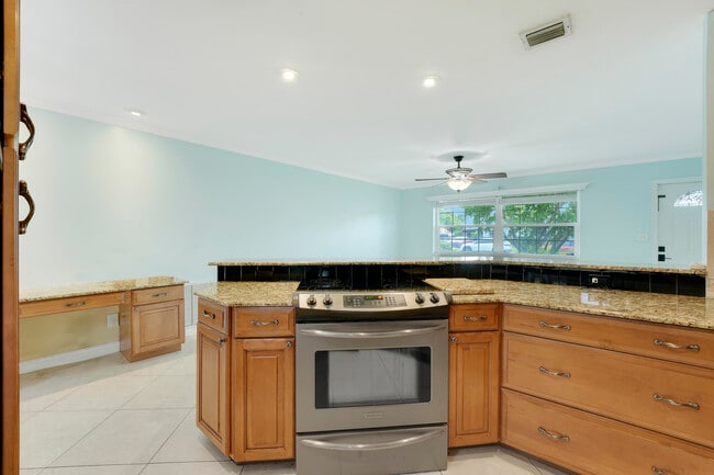 Building Photo - 744 W Ilex Dr