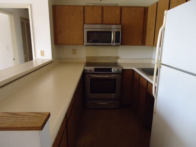 Building Photo - Pearl Regency 1 Bedroom, 1 Bath, with 1 pa...