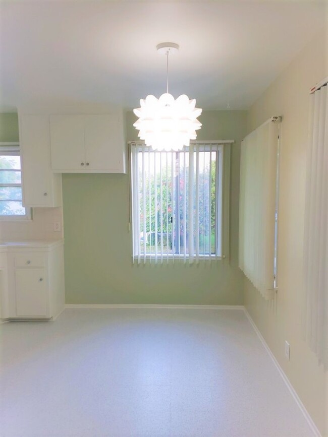 Building Photo - SUNNY TWO BEDROOM ONE BATH Apartment ***