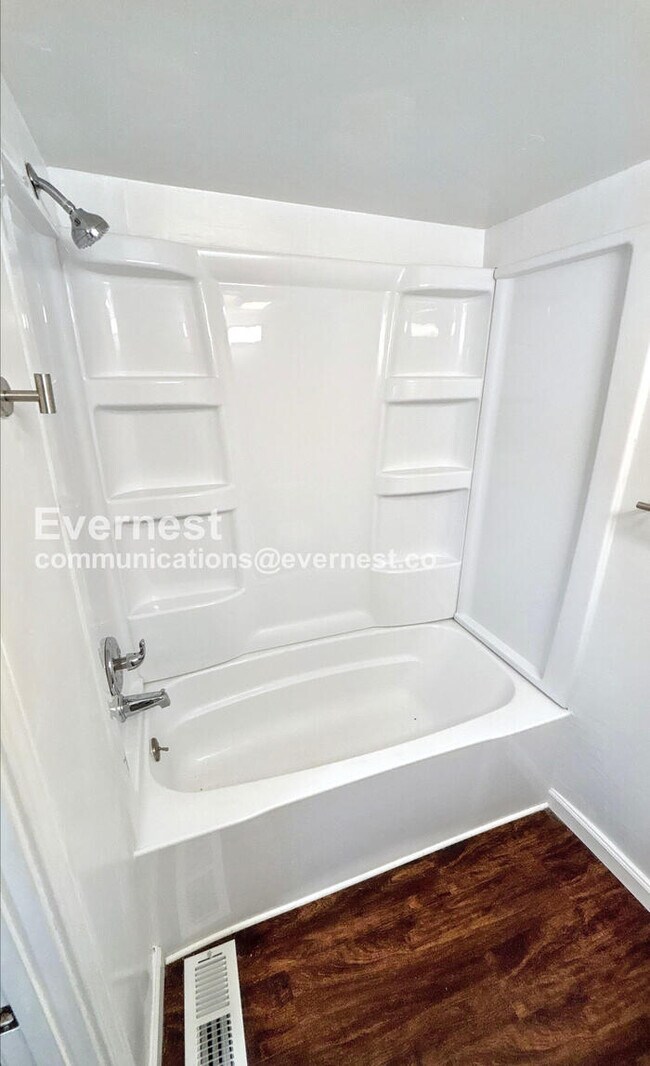 Building Photo - 3 Bed/2 Bath Home with Fenced Yard / Available Now!