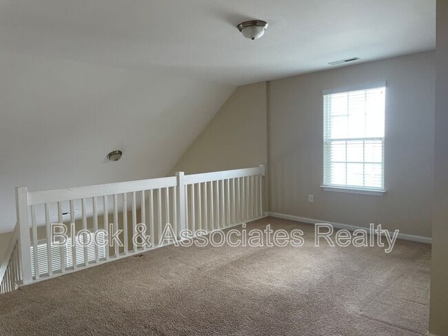 Building Photo - 547 Song Sparrow Ln